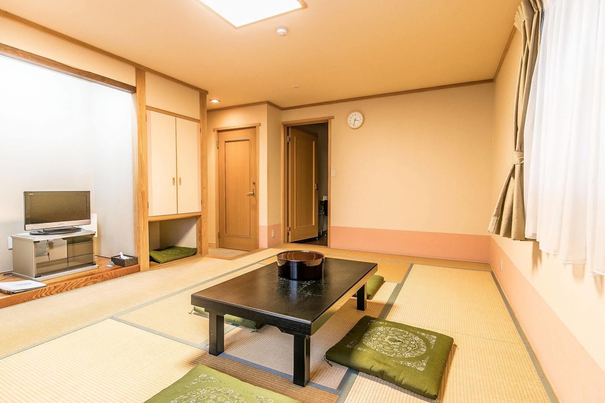 Petit Hotel Enchante Hakuba Exterior photo